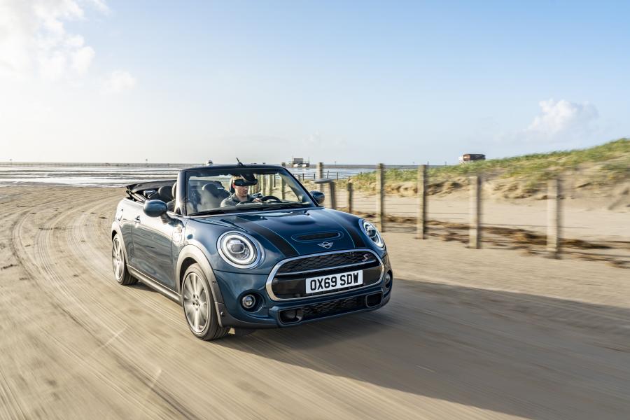  Mini Cooper S Cabrio Sidewalk (F57) 2020 года  (WW) (фото 2 из 53)